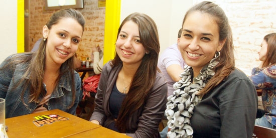 As amigas Dayane Barbosa, Natália Santos e Tamara Simei curtindo noite agradável dia desses 